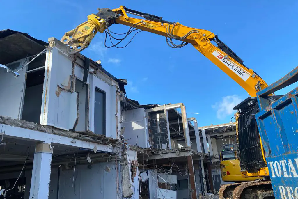 Demolition-Services-Windsor-Berkshire-homepage https://feltham-demolition.co.uk/wp-content/uploads/2025/10/Demolition-Services-Windsor-Berkshire-homepage.webp